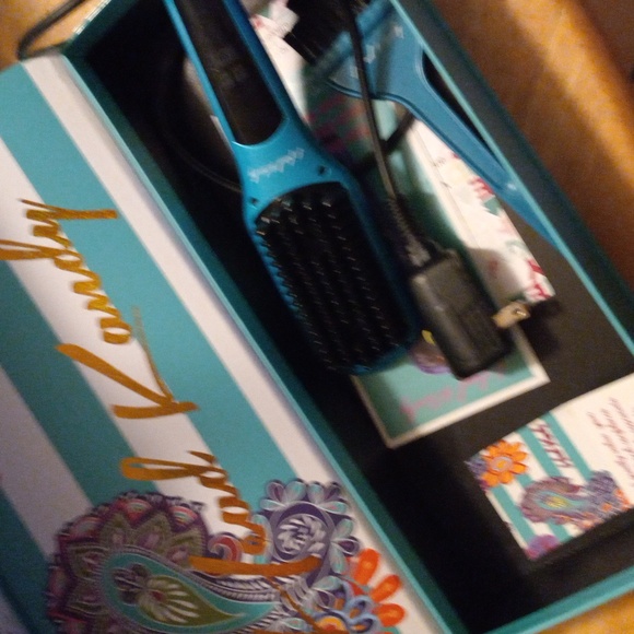 COPY - Hair straightener brush The one upper by Kandy's. - Picture 1 of 6